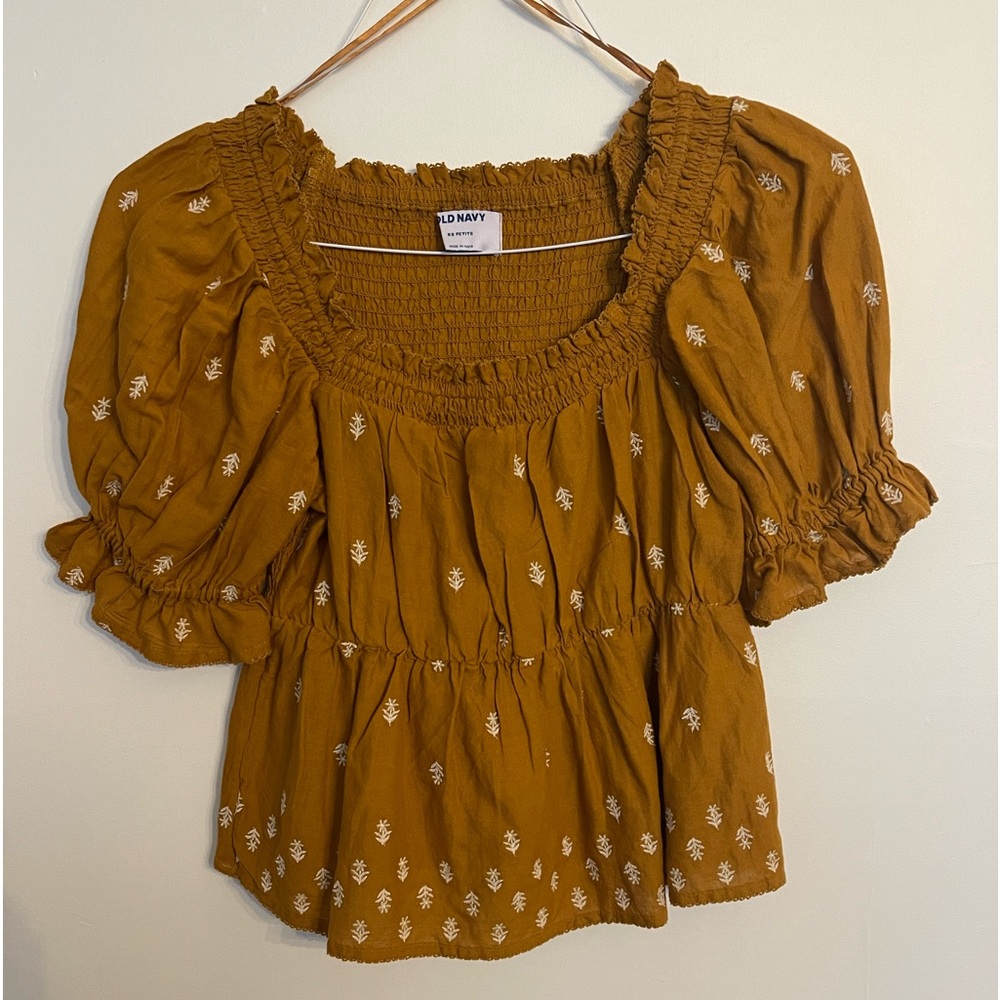 Puff sleeve embroidered top